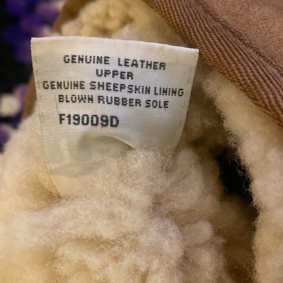 UGG tan classic leather/sheepskin short boots 7W. - Picture 6 of 6